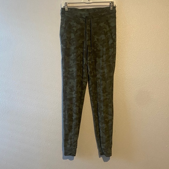 Lululemon Ready to Rulu Jogger 29"
Heritage Camo Dark Olive Green Twill - Picture 2 of 10